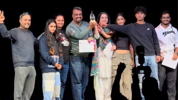 কেবল প্রাপ্তবয়স্করা নন, 'ছায়ানট'-এ যুক্ত রয়েছে বিভিন্ন বয়সের কিশোর কিশোরীরাও। বিদেশে থেকেও যে তারা একাত্ম হতে পারে দেশের সঙ্গে, সেই চেষ্টাই করে যায় ছায়ানট। সদ্য এই দলের খুদের স্নো হোয়াইট নাটকটিও মঞ্চস্থ করেছে।