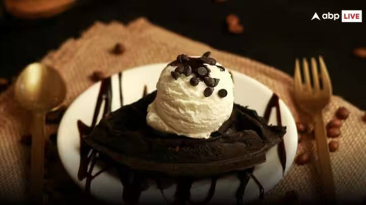 જ્યારે પણ તમે આઇસક્રીમને ફ્રીઝરમાં રાખો છો તો તેને ફ્રીઝરના દરવાજામાં ક્યારેય ન રાખવો જોઈએ. વાસ્તવમાં, ફ્રીઝરના દરવાજાની નજીકનું તાપમાન ફ્રીઝરની અંદરની સરખામણીમાં અલગ હોય છે, જેના કારણે આઈસ્ક્રીમ પીગળે છે.