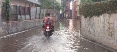 Varanasi Rains: पहली बारिश में ही काशी की सड़के हुई जलमग्न, सामने आईं ये तस्वीरें