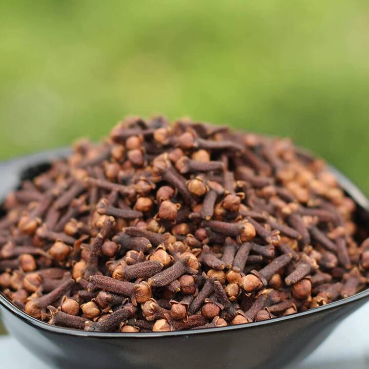 ਲੌਂਗ ਅਤੇ ਦਾਲਚੀਨੀ ਮਸਾਲੇ ਹਨ ਜੋ ਇੱਕ ਸੁਹਾਵਣਾ ਖੁਸ਼ਬੂ ਦਿੰਦੇ ਹਨ। ਪਾਣੀ 'ਚ ਦਾਲਚੀਨੀ ਅਤੇ ਕੁਝ ਲੌਂਗ ਪਾ ਕੇ ਉਬਾਲ ਲਓ। ਇਸ ਪਾਣੀ ਨਾਲ ਘਰ ਨੂੰ ਸਾਫ਼ ਕਰੋ। ਜੇਕਰ ਤੁਸੀਂ ਚਾਹੋ ਤਾਂ ਇਸ ਪਾਣੀ ਨੂੰ ਸਪਰੇਅ ਬੋਤਲ 'ਚ ਭਰ ਕੇ ਫਰੈਸ਼ਨਰ ਦੇ ਰੂਪ 'ਚ ਇਸਤੇਮਾਲ ਕਰ ਸਕਦੇ ਹੋ। ਇਸ ਪਾਣੀ ਨਾਲ ਮੋਪਿੰਗ ਕਰਨ ਨਾਲ ਮੱਖੀਆਂ ਅਤੇ ਹੋਰ ਕੀੜਿਆਂ ਤੋਂ ਵੀ ਬਚਾਅ ਰਹਿੰਦਾ ਹੈ। ਇਸ ਤਰ੍ਹਾਂ ਤੁਸੀਂ ਕੁਝ ਕੁਦਰਤੀ ਚੀਜ਼ਾਂ ਨਾਲ ਆਪਣੇ ਘਰ ਨੂੰ ਖੁਸ਼ਬੂਦਾਰ ਬਣਾ ਸਕਦੇ ਹੋ।