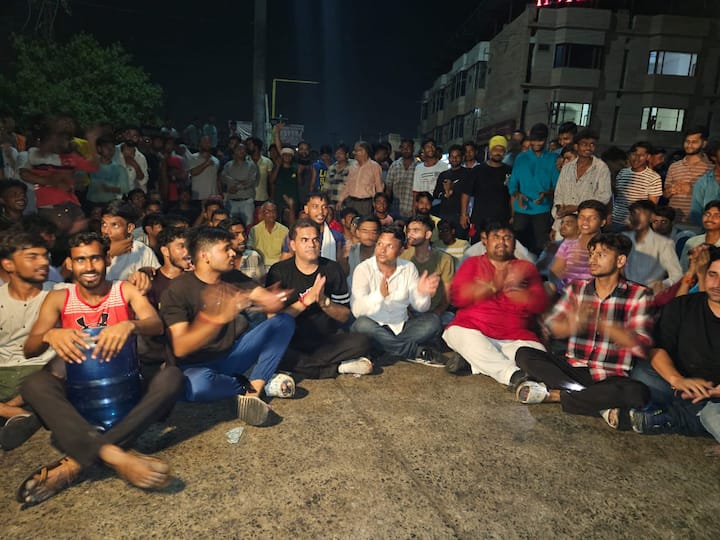 लोगों ने कहा कि मंदिर निर्माण से पहले नगर विकास न्यास द्वारा भवन निर्माण की स्वीकृति ली गई है. नगर विकास न्यास द्वारा स्वीकृति के बाद ही इस मंदिर के भवन का निर्माण कराया जा रहा है, लेकिन उसके बाद भी प्रशासन ने मंदिर की चारदीवारी को गिरा दिया है.