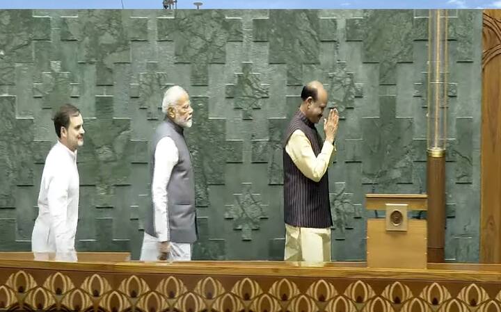 आगे ओम बिरला, उनके पीछे नरेंद्र मोदी और फिर राहुल गांधी चलते दिख रहे थे
