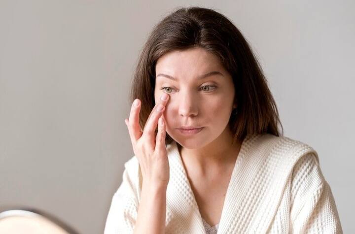 ड्राई स्किन से राहत पाने के लिए आप रोजाना रात में मेकअप रिमूव करें. अगर आप ऐसा नहीं करती हैं तो ड्राई स्किन का सामना करना पड़ सकता है.