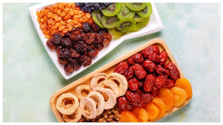 ड्राई फ्रूट्स में विटामिन और मिनरल्स होते हैं जो बच्चों की सेहत और बढ़त के लिए अच्छे हैं. पर ध्यान रखें, रोज थोड़ी मात्रा में ही दें. ज्यादा देने से पेट खराब हो सकता है.