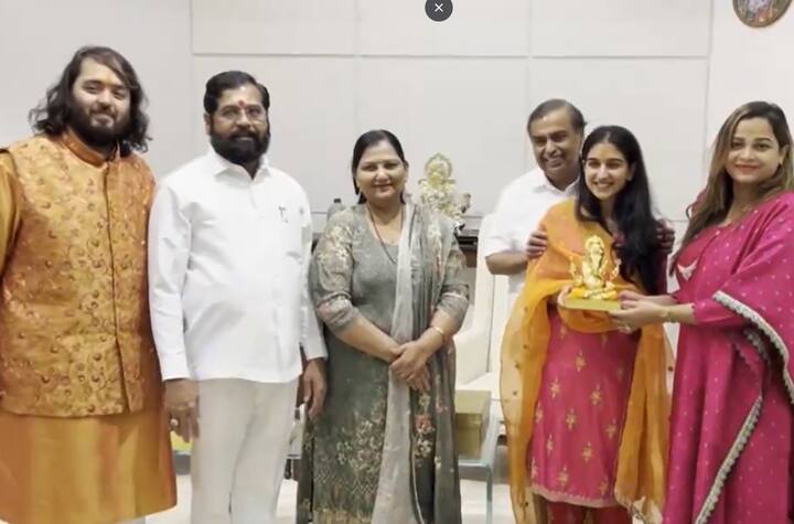 यावेळी मुख्यमंत्री शिंदे यांच्या पत्नी आणि सुनबाई देखील उपस्थित होत्या.