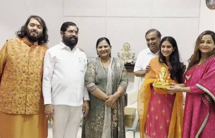 त्याचप्रमाणे अनंत आणि राधिका हे दोघेही त्यांच्या लग्नाचं आमंत्रण देण्यासाठी गेले होते.