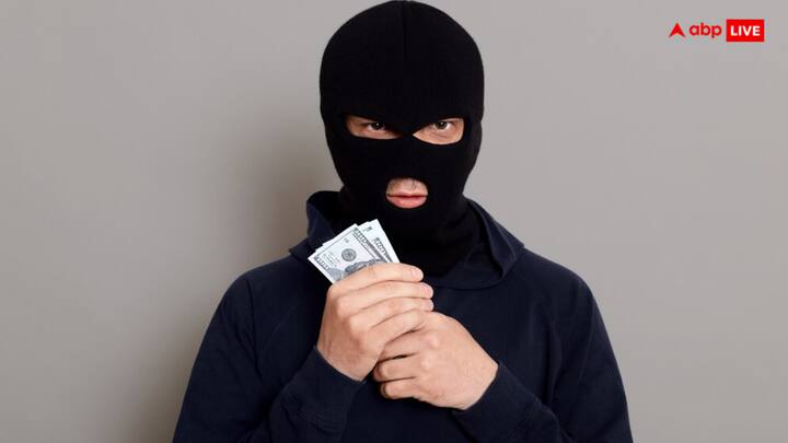 चीन के शंघाई में पिछले महीने 17 मई को चोरी की एक घटना को अंजाम दिया गया, जिसमें चोर ने कुछ ऐसा किया कि सभी हैरान रह गए. चोरी की नियत से कंपनी में घुसे चोर ने ना सिर्फ चोरी की बल्कि कंपनी के बॉस के लिए एक खुली चिट्ठी भी छोड़ दी.