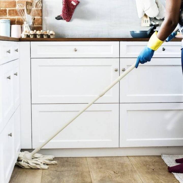 ਲੋਕ ਅਕਸਰ ਆਪਣੇ ਘਰਾਂ ਵਿੱਚ ਖੁਸ਼ਬੂ ਲਿਆਉਣ ਲਈ ਰੂਮ ਫਰੈਸ਼ਨਰ ਦੀ ਵਰਤੋਂ ਕਰਦੇ ਹਨ, ਪਰ ਬਾਜ਼ਾਰ ਵਿੱਚ ਉਪਲਬਧ ਕਈ ਰੂਮ ਫਰੈਸ਼ਨਰਾਂ ਵਿੱਚ ਵਰਤੇ ਜਾਣ ਵਾਲੇ ਰਸਾਇਣ ਸਿਹਤ ਨੂੰ ਨੁਕਸਾਨ ਪਹੁੰਚਾ ਸਕਦੇ ਹਨ ਅਤੇ ਐਲਰਜੀ ਦਾ ਕਾਰਨ ਵੀ ਬਣ ਸਕਦੇ ਹਨ। ਮੌਜੂਦਾ ਸਮੇਂ 'ਚ ਜੇਕਰ ਤੁਸੀਂ ਘਰ ਨੂੰ ਸਾਫ਼ ਕਰਦੇ ਸਮੇਂ ਕੁਝ ਕੁਦਰਤੀ ਚੀਜ਼ਾਂ ਨੂੰ ਪਾਣੀ 'ਚ ਮਿਲਾਉਂਦੇ ਹੋ ਤਾਂ ਸਫ਼ਾਈ ਕਰਨ ਤੋਂ ਬਾਅਦ ਤੁਹਾਡੇ ਘਰ 'ਚ ਇਕ ਸੁਹਾਵਣੀ ਖੁਸ਼ਬੂ ਆਵੇਗੀ ਜਿਸ ਨਾਲ ਕਾਫੀ ਰਾਹਤ ਮਿਲੇਗੀ।