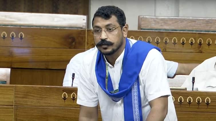 chandrashekhar azad stood up-to speak in parliament could not start mic lok sabha Speaker Om Birla helped him Chandrashekhar Azad: पहली बार संसद पहुंचे चंद्रशेखर जब माइक भी न चालू कर पाए, फिर.... देखें वीडियो