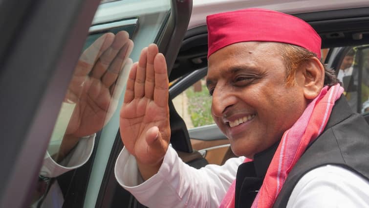 Akhilesh Yadav first reaction on the demand to remove Sengol rk chaudhary letter सेंगोल हटाने की मांग पर अखिलेश यादव की पहली प्रतिक्रिया, कहा- जब पीएम ही भूल गए तो उनकी भी इच्छा...