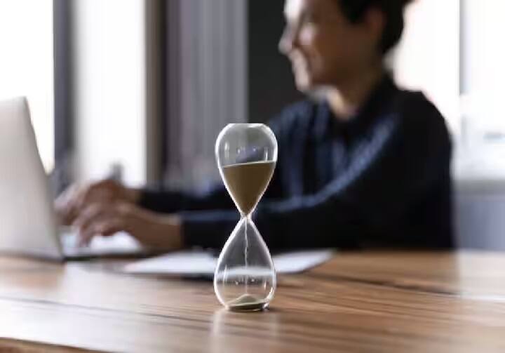 Short Working Hour Countries: દુનિયામાં ઘણા એવા દેશો છે જ્યાં કામના કલાકો ખૂબ ઓછા છે. તેમાં યૂરોપના ઘણા દેશોના નામ સામેલ છે. આ દેશોના કર્મચારીઓ પાસે અઠવાડિયામાં સૌથી ઓછા કામના કલાકો છે.