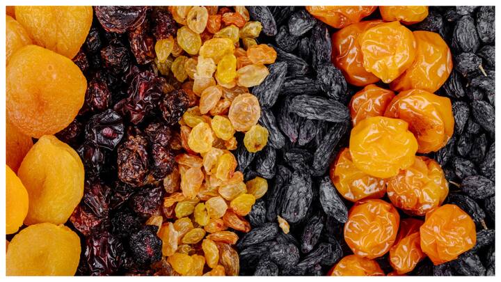 शुरुआत में थोड़ी मात्रा में दें और ड्राई फ्रूट्स को पीसकर या पानी में भिगोकर नरम करके दें. बादाम, किशमिश और खजूर से शुरुआत कर सकते हैं. बड़े टुकड़े न दें क्योंकि वे गले में अटक सकते हैं.