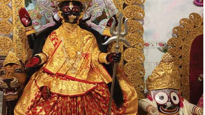 ভক্তদের বিশ্বাস, ব্রত পালনে লাল সুতো দেওয়ার নিয়ম রয়েছে। ১৩টি গিঁট দেওয়া সুতো দেবীকে অর্পণ করা হয়। সেই সুতোয় ১৩ টি দুর্বাও বাঁধা হয়।