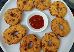 Suji Vada Recipe: ਤੁਸੀਂ ਘਰ 'ਚ ਵੀ ਬਣਾ ਸਕਦੇ ਹੋ ਇਹ ਸਵਾਦਿਸ਼ਟ ਸੂਜੀ ਵਡੇ, ਜਾਣੋ ਰੈਸਿਪੀ