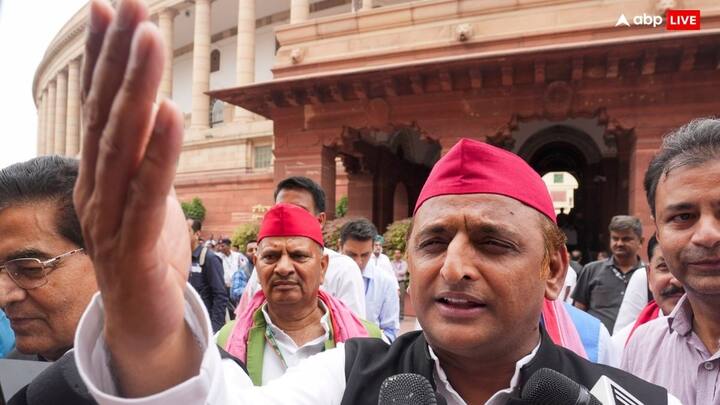 अखिलेश यादव ने लोकसभा अध्यक्ष ओम बिरला को बधाई देते हुए कहा कि मैं ये नए सदन में पहली बार आया हूं. मुझे लगा कि हमारे स्पीकर की कुर्सी बहुत ऊंची होगी. क्योंकि मैं जिस सदन को छोड़कर आया हूं, अध्यक्ष जी उसकी कुर्सी बहुत ऊंची है. अखिलेश ने हंसते हुए अंदाज में कहा कि मैं सदन में किसको कहूं कि ये कुर्सी और ऊंची हो जाए.