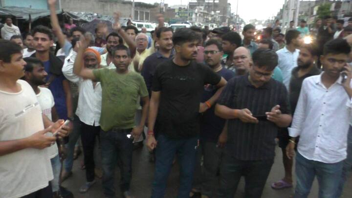 वहीं एडीएम सिटी श्वेता यादव ने बताया है कि जाहरवीर बाबा के मंदिर की जिस नवनिर्मित दीवार को प्रशासन द्वारा हटाया गया है, उसकी शिकायत मंदिर कमेटी के अध्यक्ष दीनदयाल सिंघल और महामंत्री नवरतन शर्मा ने 15 अप्रैल को की थी. इसके बाद 11 मई को उन्होंने ज्ञापन सौंपकर मंदिर के बाहर किए जा रहे अवैध निर्माण को हटाने की मांग की थी.