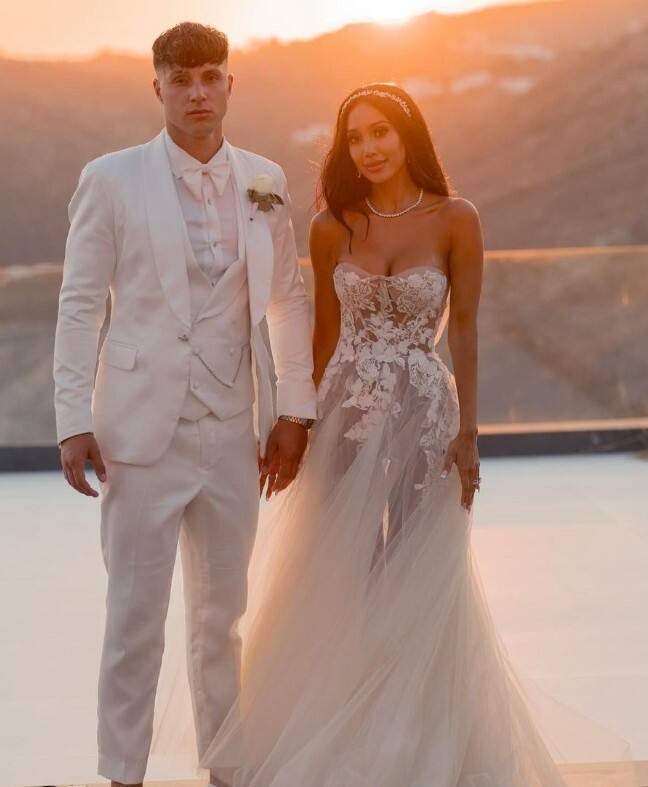 ਇਕ ਹੋਰ ਯੂਜ਼ਰ ਨੇ ਲਿਖਿਆ ਹੈ ਕਿ ਕੀ ਇਸ ਕੁੜੀ ਨੇ ਇੰਨੀ ਅਜੀਬ ਡਰੈੱਸ 'ਚ ਵਿਆਹ ਕਰਵਾਇਆ ਸੀ? ਸਭ ਤੋਂ ਪਹਿਲਾਂ, ਉਹ ਆਪਣੇ ਮਤਰੇਏ ਭਰਾ ਨਾਲ ਵਿਆਹ ਕਰਵਾ ਰਹੀ ਹੈ ਅਤੇ ਇਸ ਤੋਂ ਇਲਾਵਾ ਪਹਿਰਾਵਾ ਵੀ ਅਸ਼ਲੀਲ ਹੈ। ਤੀਜੇ ਯੂਜ਼ਰ ਨੇ ਕਮੈਂਟ ਕੀਤਾ ਹੈ ਕਿ ਮੈਨੂੰ ਮਾਫ ਕਰਨਾ, ਇਹ ਮੇਰੀ ਗ਼ਲਤੀ ਹੈ ਕਿ ਮੈਂ ਇੰਸਟਾ ਖੋਲ੍ਹਿਆ। ਮੈਂ ਇਹ ਸਭ ਦੇਖਣ ਨਹੀਂ ਆਇਆ।