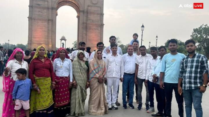 18वीं लोकसभा के पहले सत्र में शपथ ग्रहण के बाद कांग्रेस सांसद संजना जाटव पूरे परिवार के साथ दिल्ली भ्रमण को निकली थी. उन्होंने दिल्ली की कई ऐतिहासिक जगहों का भ्रमण किया. इस पारिवारिक मोमेंट की तस्वीरें उन्होंने सोशल मीडिया साइट एक्स पर शेयर की हैं.