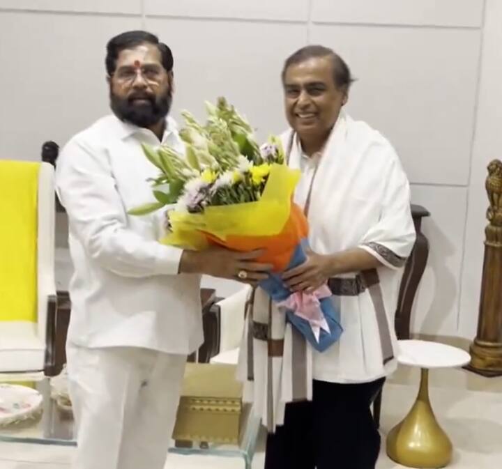 मुकेश अंबानी यांनी स्वत:जाऊन हे आमंत्रण मुख्यमंत्री शिंदेंना दिलं.