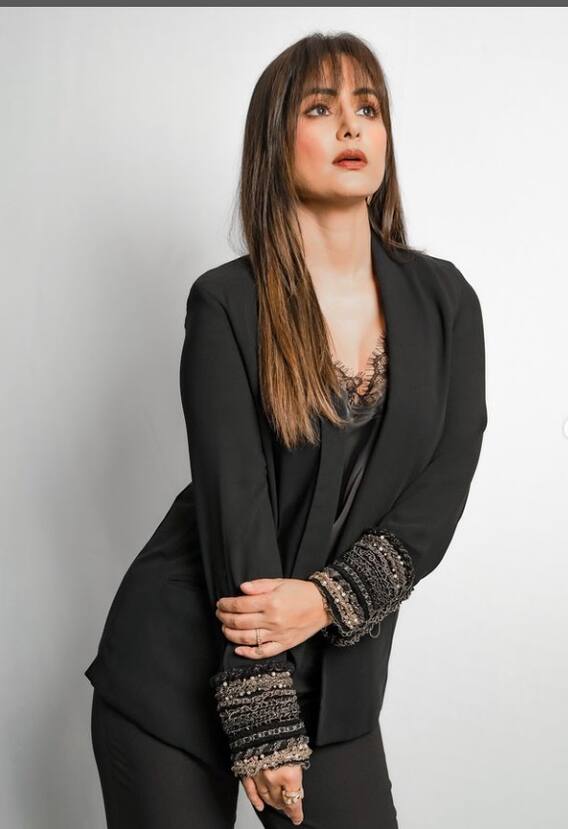 બ્લેક કૉટ-બૂટમાં હિના ખાનનો જોવા મળ્યો સ્ટાઇલિશ અંદાજ