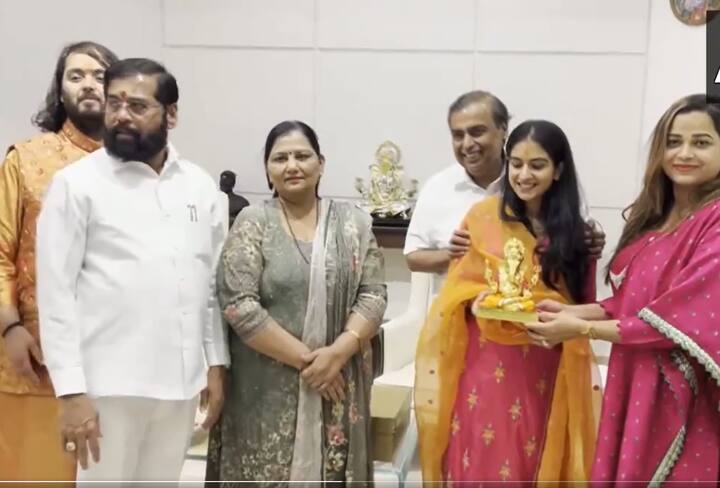 त्यातच आता मुकेश अंबानी यांनी राज्याचे मुख्यमंत्री एकनाथ शिंदे यांना देखील या लग्नाचं आमंत्रण दिलं आहे.