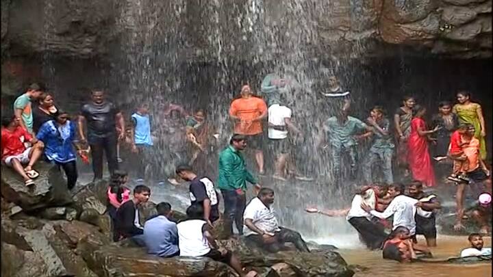 कोल्हापूरचा राऊतवाडी धबधबा सुरू होण्याची वाट येथील पर्यटक पाहत असतात, निसर्ग सौंदर्याचा नजारा असलेलं हे ठिकाण वन डे पिकनिक प्लॅनसाठी उत्तम ठिकाण आहे.