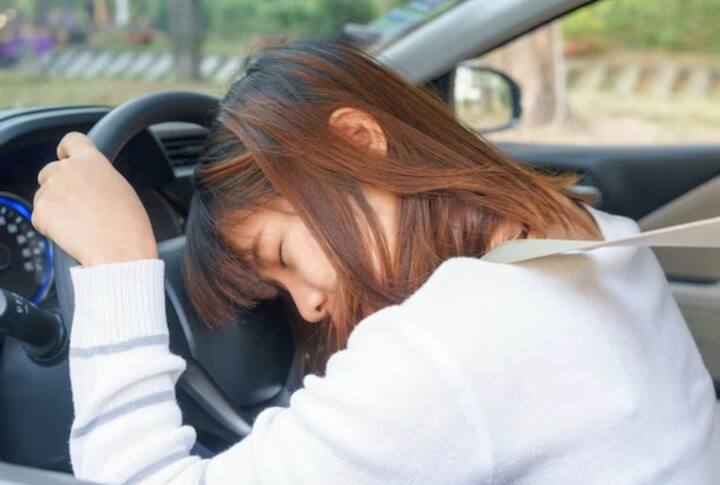 ज्यादा और कम सोना दोनों ही सेहत के लिए खतरनाक है. कुछ लोगों में ज्यादा सोने और कुछ में कम सोने की आदत होती है. कुछ लोग रात में 8 से 10 घंटे सोते हैं लेकिन बावजूद इसके दिन में भी सोने का मन करता है. यह आदत ठीक नहीं है.ओवर स्लीपिंग (Oversleeping Effect) का कारण हाइपरसोमनिया (Hypersomnia) नाम की बीमारी हो सकती है.