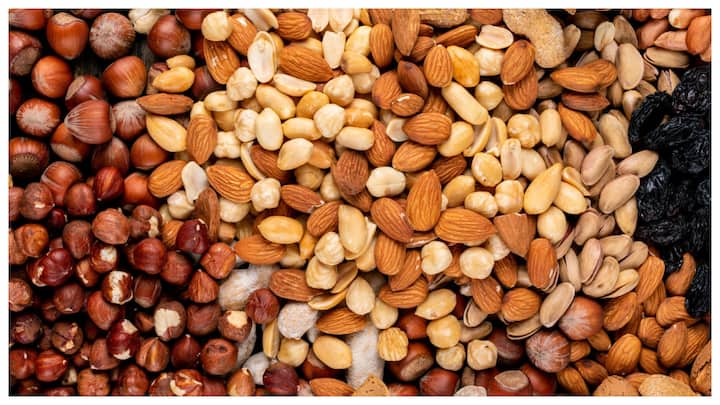 कुछ बच्चों को ड्राई फ्रूट्स से एलर्जी हो सकती है, इसलिए ध्यान से शुरू करें. अगर कोई परेशानी हो तो तुरंत डॉक्टर से बात करें. इस तरह से आप अपने बच्चे को सही समय पर और सही तरीके से ड्राई फ्रूट्स खिला सकते हैं.