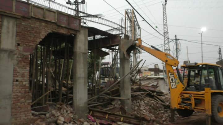 वहीं मंगलवार शाम लगभग सात बजे वहां लोग इकट्ठा हो गए और उन्होंने मंदिर में आरती करना शुरू कर दिया, जिससे प्रशासन को वापस लौटना पड़ा. जबकि प्रशासन के लौटने के बाद वहां भारी संख्या में लोग इकट्ठा हुए और कुम्हेर गेट चौराहे पर टायर जला कर जाम लगा दिया. साथ ही सरकार के खिलाफ जमकर नारेबाजी करने लगे.