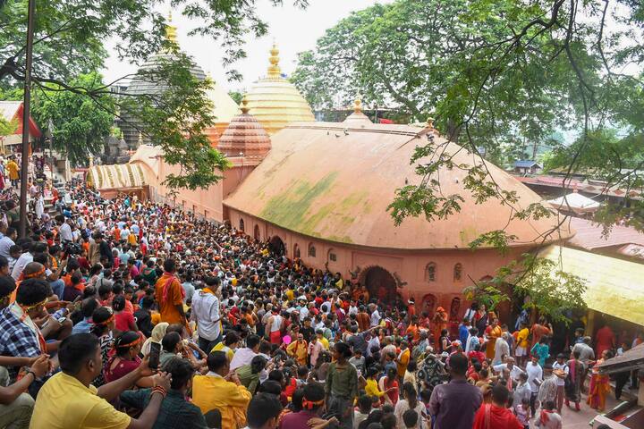 অম্বুবাচীর সময় বিশাল বড় মেলা হয় কামাখ্যায়। আর তা ঘিরেই বিপুল জনসমাগম হয় কামাখ্যা মন্দির চত্বরে।