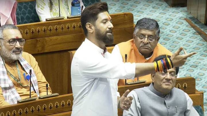 चिराग पासवान ने कहा कि जब आप सत्ता पक्ष से चाहते हैं कि वह आपके मुताबिक आचरण करे तो आपके राज्य में भी वैसे ही उम्मीद की जाती है. कई राज्यों में जहां आपकी सरकार है, वहां स्पीकर और डिप्टी स्पीकर के पद भी आपके पास हैं. वह डिप्टी स्पीकर की विपक्ष की मांग का जवाब दे रहे थे.