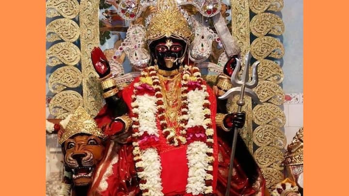 রানির এক সখী ছিলেন । সেই সমাজের নিরিখে নিম্নবর্ণের মহিলা ছিলেন তিনি। তাঁর গোমাংস খুব প্রিয় ছিল। হিন্দু ধর্মে সে যুগে গোমাংস ছিল নিষিদ্ধ। কিন্তু তিনি খেতেন লুকিয়ে।