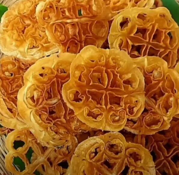 தேவையான பொருட்கள் : கோதுமை மாவு - 2 கப், அரிசி மாவு - 1 கப், நாட்டு சர்க்கரை - 1/2 கப், கருப்பு எள்ளு - 2 டீஸ்பூன், தேங்காய் பால்- கால் கப்,  உப்பு - ஒரு சிட்டிகை, எண்ணெய், ஏலக்காய் பொடி - கால் டீஸ்பூன்