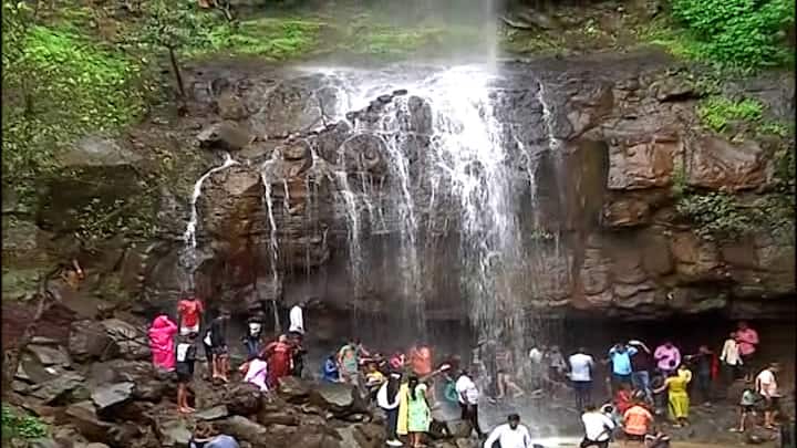 कोल्हापूर जिल्ह्यातल्या काही भागात पावसाने दमदार हजेरी लावल्याने पावसाळी पर्यटनाचं केंद्रबिंदू असणारा राऊतवाडी धबधबा प्रवाही झाला आहे.