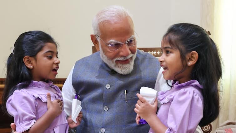 PM Modi meeting with Haryana Governor Bandaru Dattatreya grand daughters 'खुद का जीवन भी जिसने भारत के नाम किया, वतन की खातिर...' बंडारू दत्तात्रेय की पोती ने पीएम की प्रशंसा में पढ़ी कविता