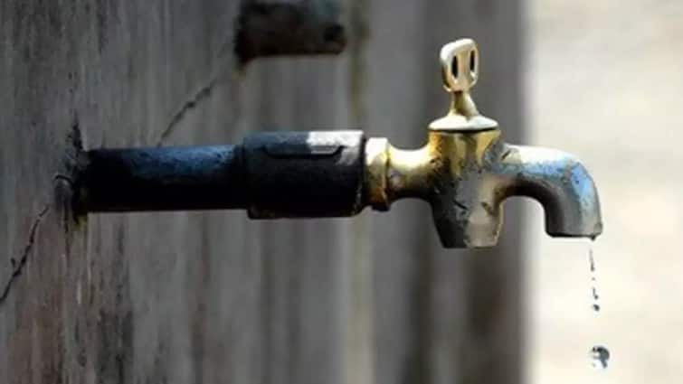 Water Crisis in Supertech ORB Society Noida Sector 74 Residents demand noida authority and DM to take action Water Crisis: करोड़ों के फ्लैट, पॉश सोसायटी, फिर भी साफ पानी को तरस रहे लोग