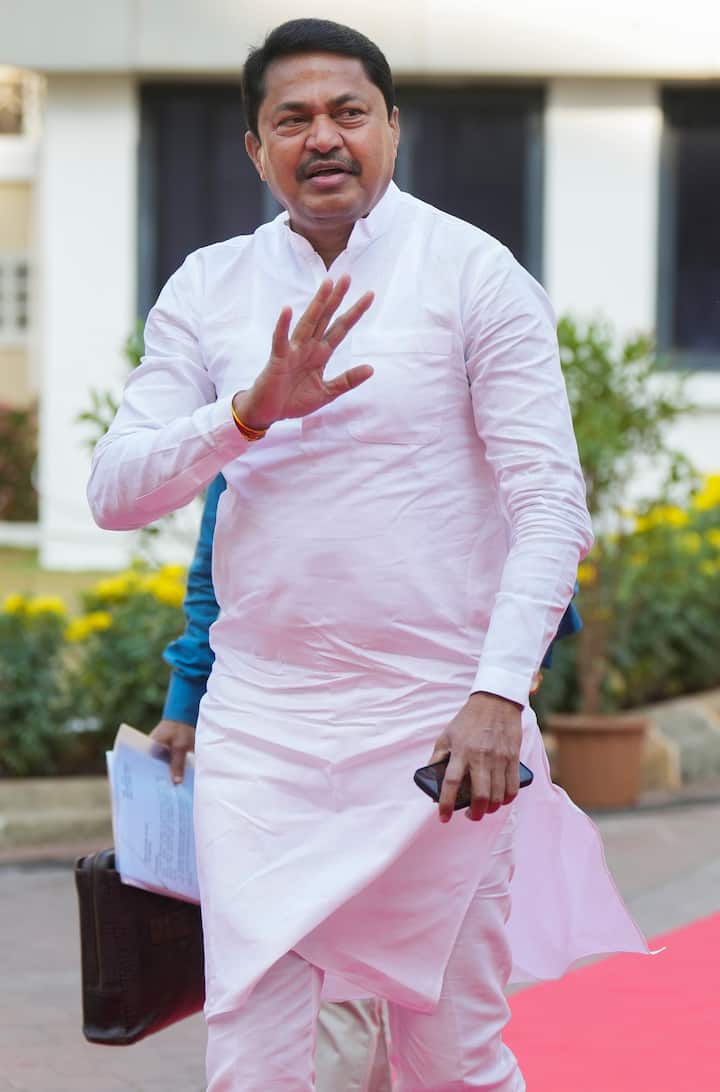 वहीं दूसरी तरफ पक्षी गठबंधन महा विकास आघाडी (एमवीए) के सदस्यों ने मुंबई स्थित राज्य विधान भवन के परिसर में किसानों और नीट परीक्षा से जुड़े मुद्दों को लेकर सरकार के खिलाफ नारे लगाए. एमवीए में शिवसेना (उद्धव बालासाहेब ठाकरे), कांग्रेस और राष्ट्रवादी कांग्रेस पार्टी (शरदचंद्र पवार) शामिल हैं.विपक्षी सदस्यों ने अपने हाथों में तख्तियां लेकर नारे लगाए. (फाइल फोटो)