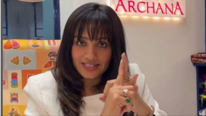 धर्म की 'मिनी संसद' मानी जाने वाली एसजीपीसी ने सोशल मीडिया इन्फ्लुएंसर अर्चना मकवाना की योग करते हुए तस्वीरें वायरल होने के बाद 22 जून को उसके खिलाफ पुलिस में शिकायत दर्ज कराई थी। हंगामे के बीच अर्चना ने खेद जताते हुए सार्वजनिक रूप से माफी मांगी.