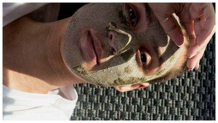 मुंहासे और फुंसी कम करना: मुल्तानी मिट्टी के एंटीबैक्टीरियल गुण मुंहासों और फुंसियों को कम करने में मदद करते हैं. मड को आप शरीर के साथ-साथ चेहरे पर भी लगा सकती है. क्योंकि मिट्टी ठंडा होता है और इससे मुंहासे और फुंसी तो ठीक होते हैं साथ मन भी शांत होता है.