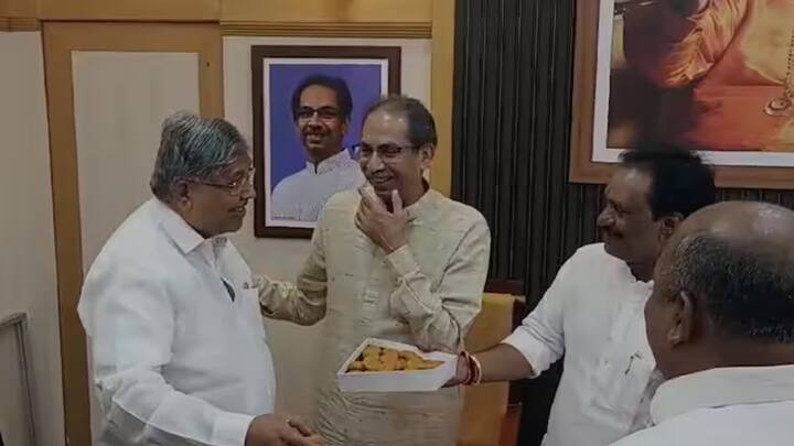 शिवसेना (यूबीटी) उद्धव ठाकरे संसदीय कार्य मंत्री और बीजेपी के नेता चंद्रकांत पाटिल के साथ भी नजर आए. एबीपी माझा के मुताबिक, पाटिल विधान परिषद में विपक्ष के नेता अंबादास दानवे के कार्यालय आए थे. इस मौके पर चंद्रकांत पाटिल ने विपक्षी नेताओं को चॉकलेट दी.