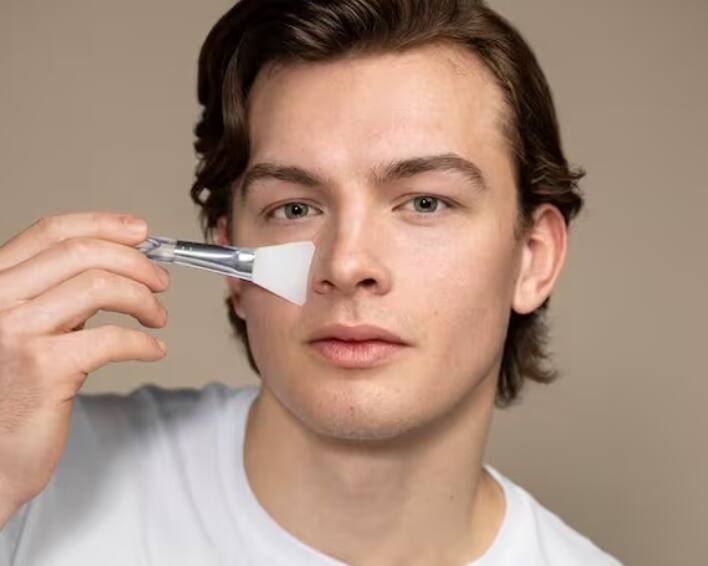 ਇਸ ਤੋਂ ਬਾਅਦ ਮਾਇਸਚਰਾਈਜ਼ਰ ਲਗਾਓ। ਮਾਇਸਚਰਾਈਜ਼ਰ ਲਗਾਉਣ ਤੋਂ ਬਾਅਦ ਅੱਖਾਂ ਦੇ ਹੇਠਾਂ ਕ੍ਰੀਮ ਲਗਾਉਣਾ ਨਾ ਭੁੱਲੋ।
