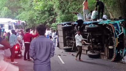 Theni accident 21 person injured in van accident in Kodaikanal  - TNN கொடைக்கானலில் வேன் கவிழ்ந்து 21 பேர் படுகாயம் திருமண நிகழ்விற்கு சென்று திரும்பியபோது நேர்ந்த சோகம்
