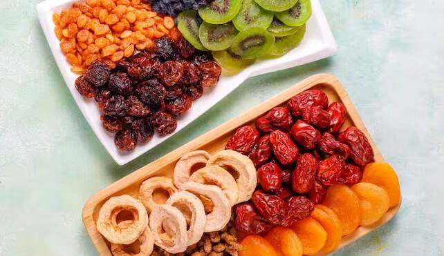 શરૂઆતમાં થોડી માત્રામાં આપો અને ડ્રાય ફ્રુટ્સને પીસીને અથવા પાણીમાં પલાળીને નરમ કરો. તમે બદામ, કિસમિસ અને ખજૂરથી શરૂઆત કરી શકો છો. મોટા ટુકડા ન આપો કારણ કે તે ગળામાં અટવાઈ શકે છે.