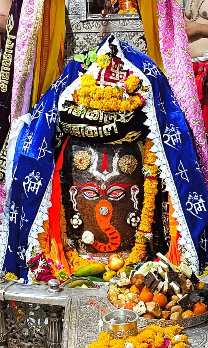 मध्य प्रदेश के उज्जैन में महाकालेश्वर मंदिर में फैल रही अव्यवस्था का मामला मुख्यमंत्री डॉक्टर मोहन यादव के पास पहुंच गया है. इस मामले में विधायक ने लिखित शिकायत की है. दूसरी तरफ पार्षद से अभद्रता करने के मामले में निरीक्षक को हटा दिया गया है.