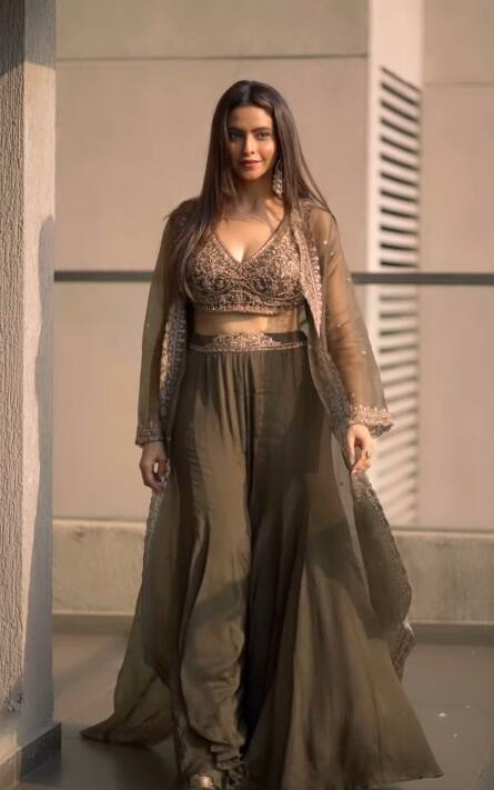 આમના શરીફનો લૉન્ગ શરારા ડ્રેસમાં ફેશનેબલ અવતાર