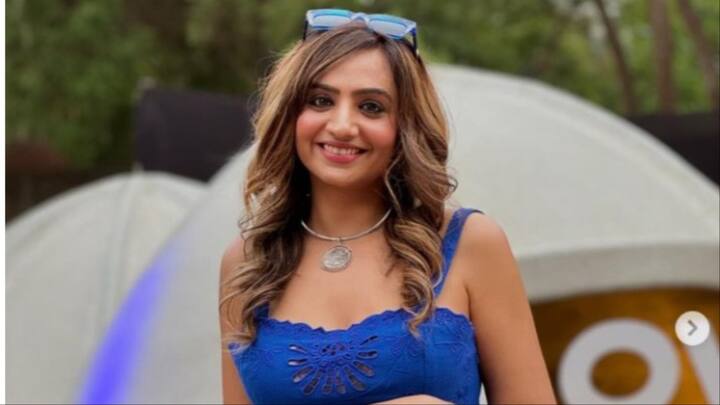 शिरोमणि गुरुद्वारा प्रबंधक कमेटी (एसजीपीसी) ने फैशन डिजाइनर के खिलाफ अमृतसर पुलिस में शिकायत दर्ज कराई. इसके बाद उसके खिलाफ भारतीय दंड संहिता की धारा 295-ए के तहत एफआईआर दर्ज की गई.