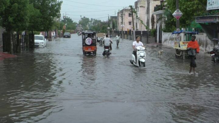 Bharatpur Rain News: राजस्थान के भरतपुर शहर में मंगलवार को पहली बार झमाझम बारिश का दौर शुरू हुआ, जहां कई दिनों से भीषण गर्मी का प्रकोप छाया हुआ था. इससे सड़क पर जलभरवा हो गया.