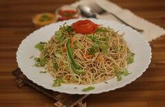 Schezwan Noodles: ரெஸ்டாரண்ட் ஸ்டைல் செஸ்வான் நூடுல்ஸ் செய்வது எப்படி?