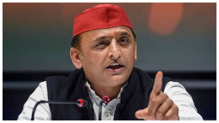 SP Akhilesh yadav targets Modi Government on Arvind Kejriwal arrest केजरीवाल की गिरफ्तारी पर भड़क गए अखिलेश यादव, बोले- 'CBI के लोग उन्हीं को...'