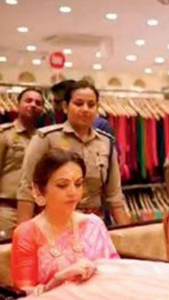 ছেলের বিয়ের আগে বারাণসীতে শাড়ি শপিং নীতা আম্বানির